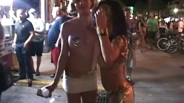 Chicas traviesas tienen videos de sexo en español latino un trío con un anciano