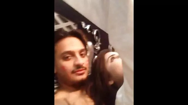 Está un poco insegura acerca de su carrera lésbica. videos porno gratis en latino