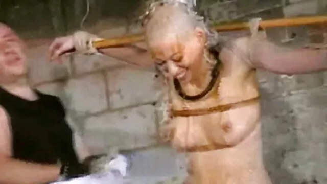 Intercambio de esperma Lesbianas cachondas disfrutan intercambiando corridas porno colombiano en español latino de hombre